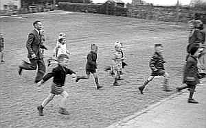 1950_55_schulhof an klocken kapelle_n_06 mit kraemer